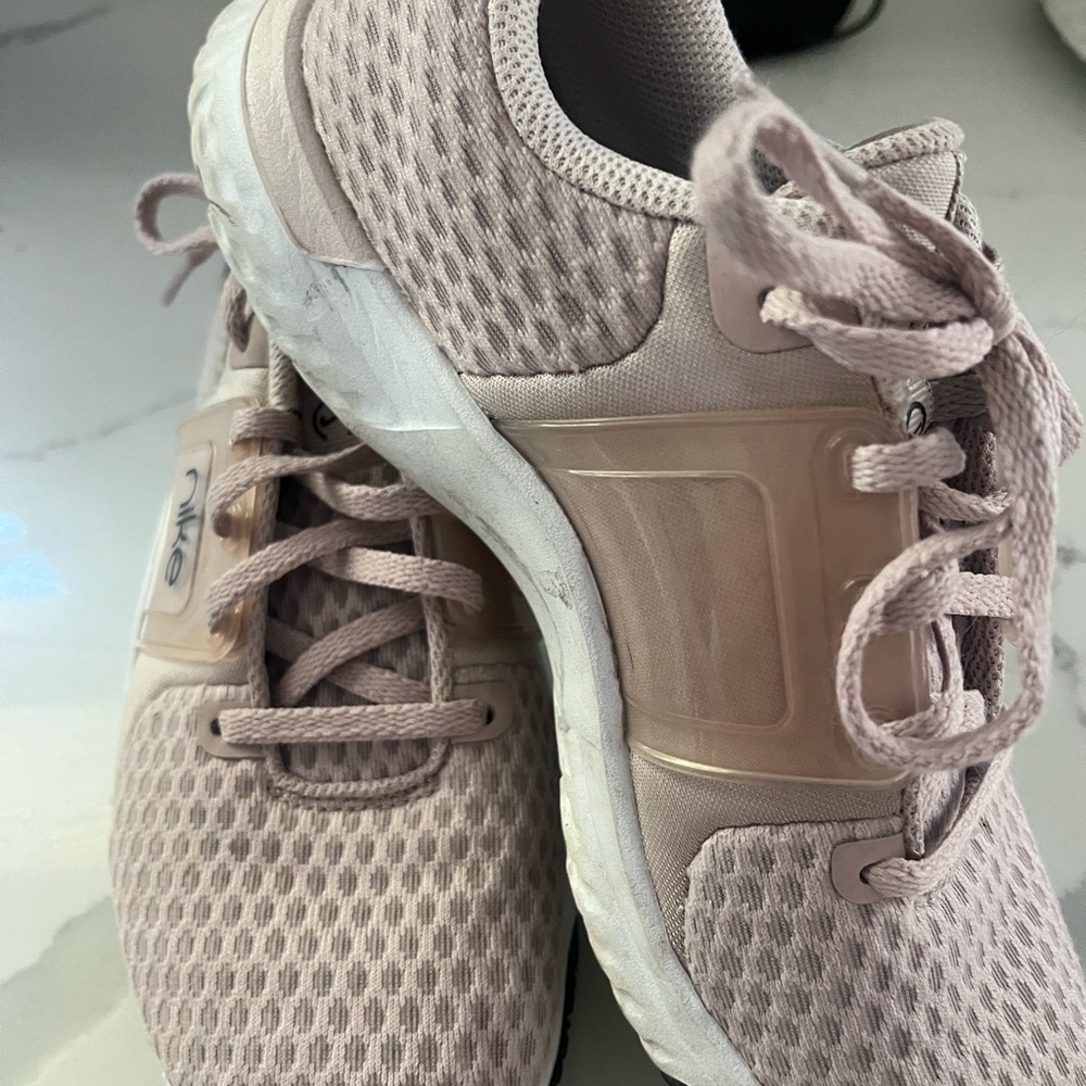 Nike 7.5 Women's Pink Athletic Shoes